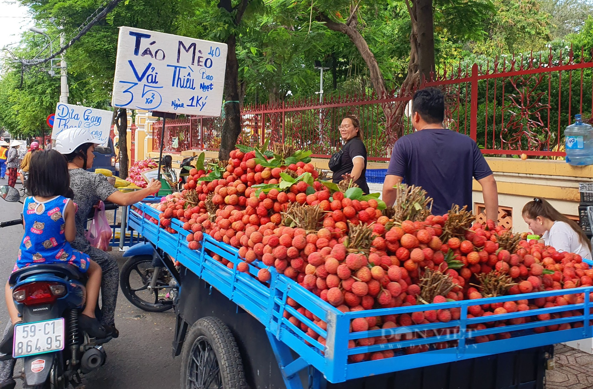 Vải thiều nhuộm đỏ chợ Sài Gòn, giá chỉ 30.000 đồng/kg - Ảnh 1.