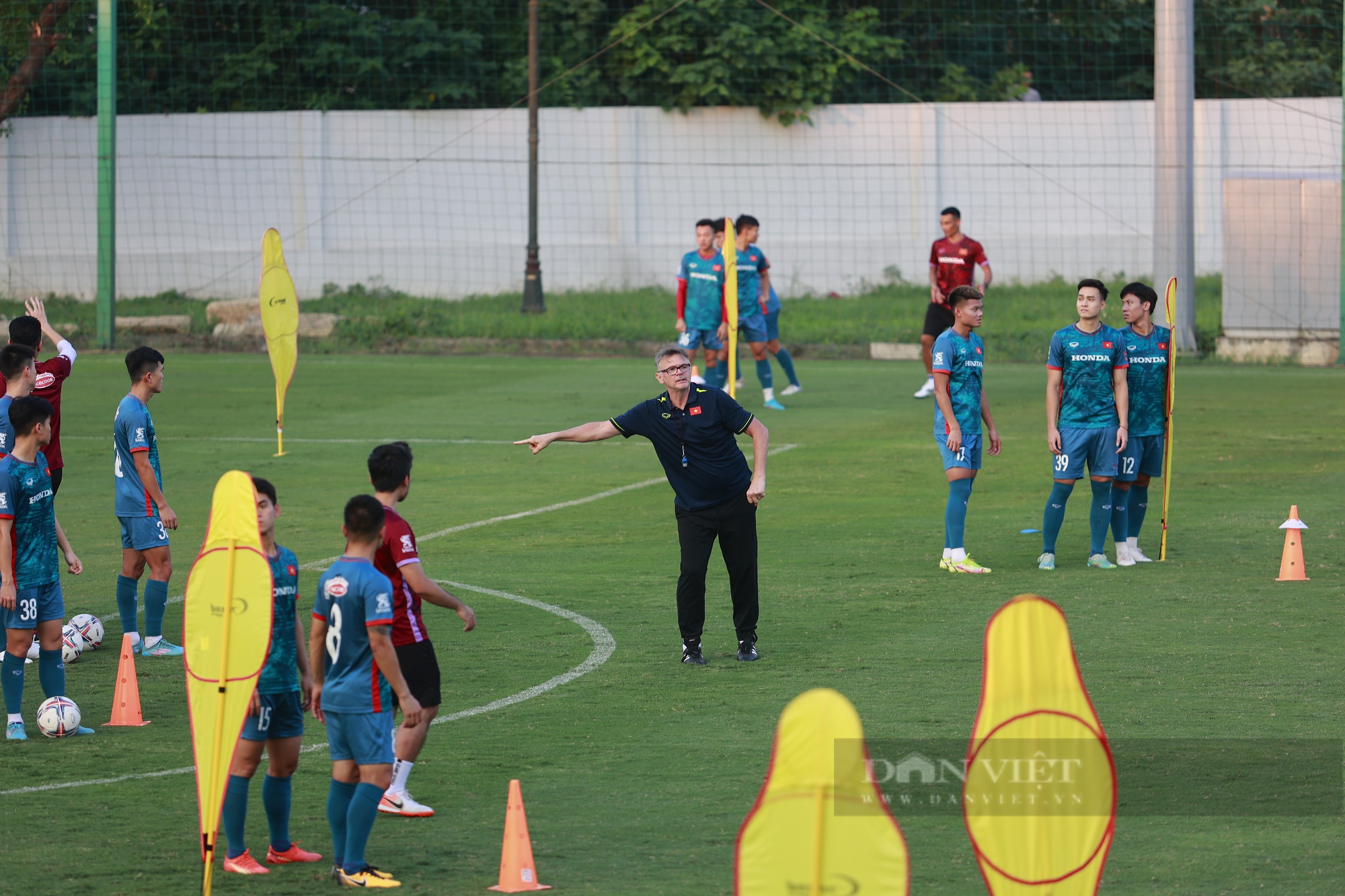 Thanh Bình thi đấu cùng Bùi Hoàng Việt Anh trong buổi tập của ĐT Việt Nam - Ảnh 2.