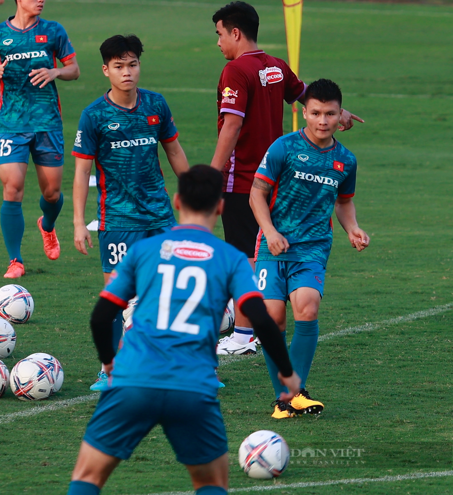 Thanh Bình thi đấu cùng Bùi Hoàng Việt Anh trong buổi tập của ĐT Việt Nam - Ảnh 8.
