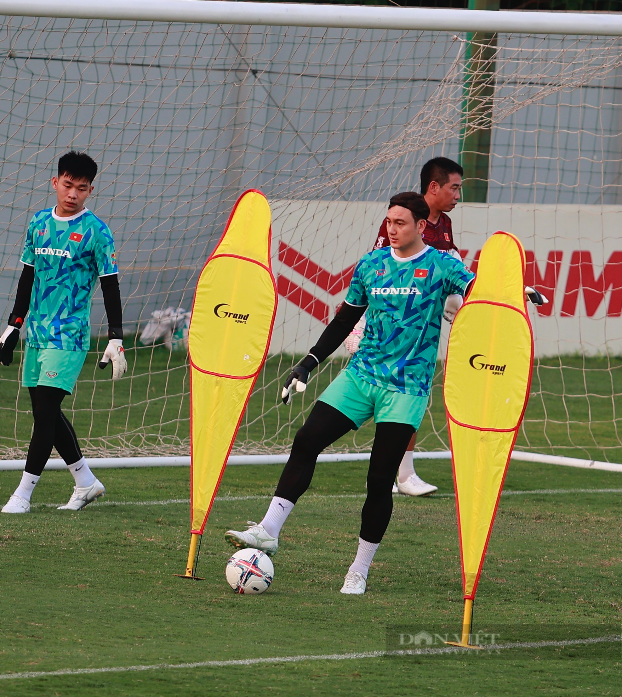 Thanh Bình thi đấu cùng Bùi Hoàng Việt Anh trong buổi tập của ĐT Việt Nam - Ảnh 9.