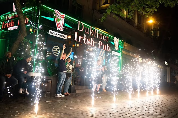 Istanbul sôi động trước giờ diễn ra chung kết Champions League - Ảnh 6.
