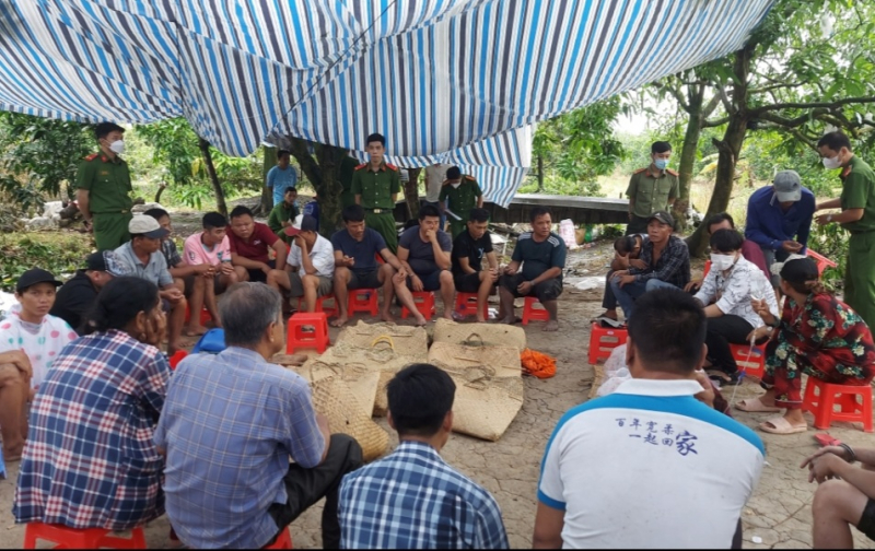60 cán bộ, chiến sĩ công an vây bắt sòng bạc trong khu vườn xoài - Ảnh 1.