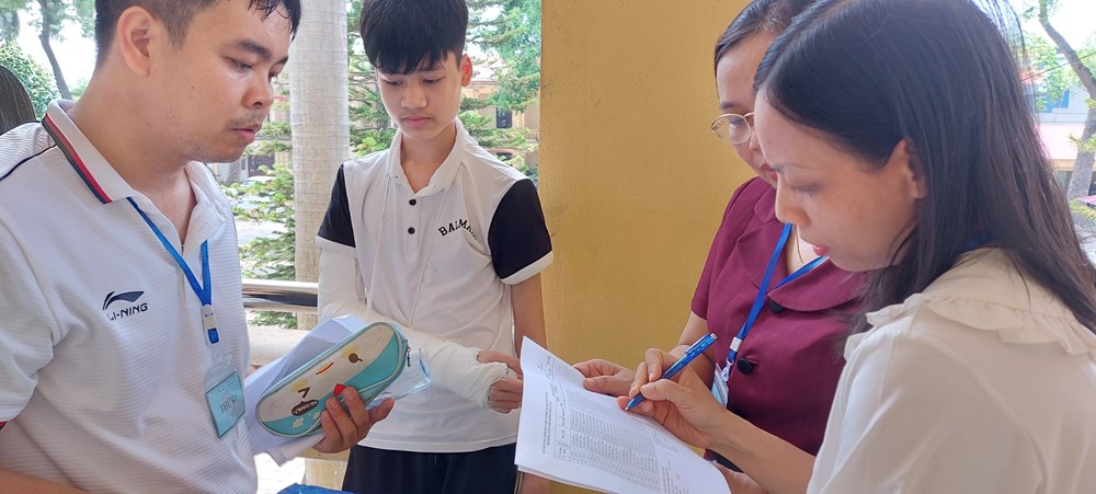 Giáo viên kể chép bài giúp thí sinh bị gãy tay thi lớp 10: &quot;Đây là lần đầu tiên tôi nhận nhiệm vụ&quot; - Ảnh 2.