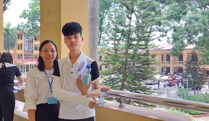 Giáo viên kể chép bài giúp thí sinh bị gãy tay thi lớp 10: &quot;Đây là lần đầu tiên tôi nhận nhiệm vụ&quot; - Ảnh 1.