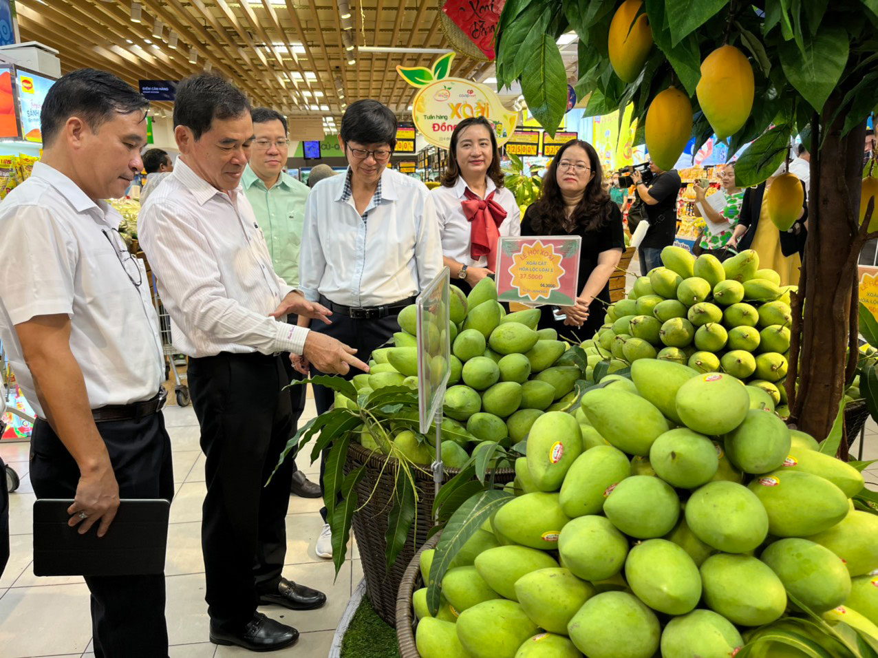 Đưa đặc sản địa phương lên quầy, kệ siêu thị - Ảnh 1.