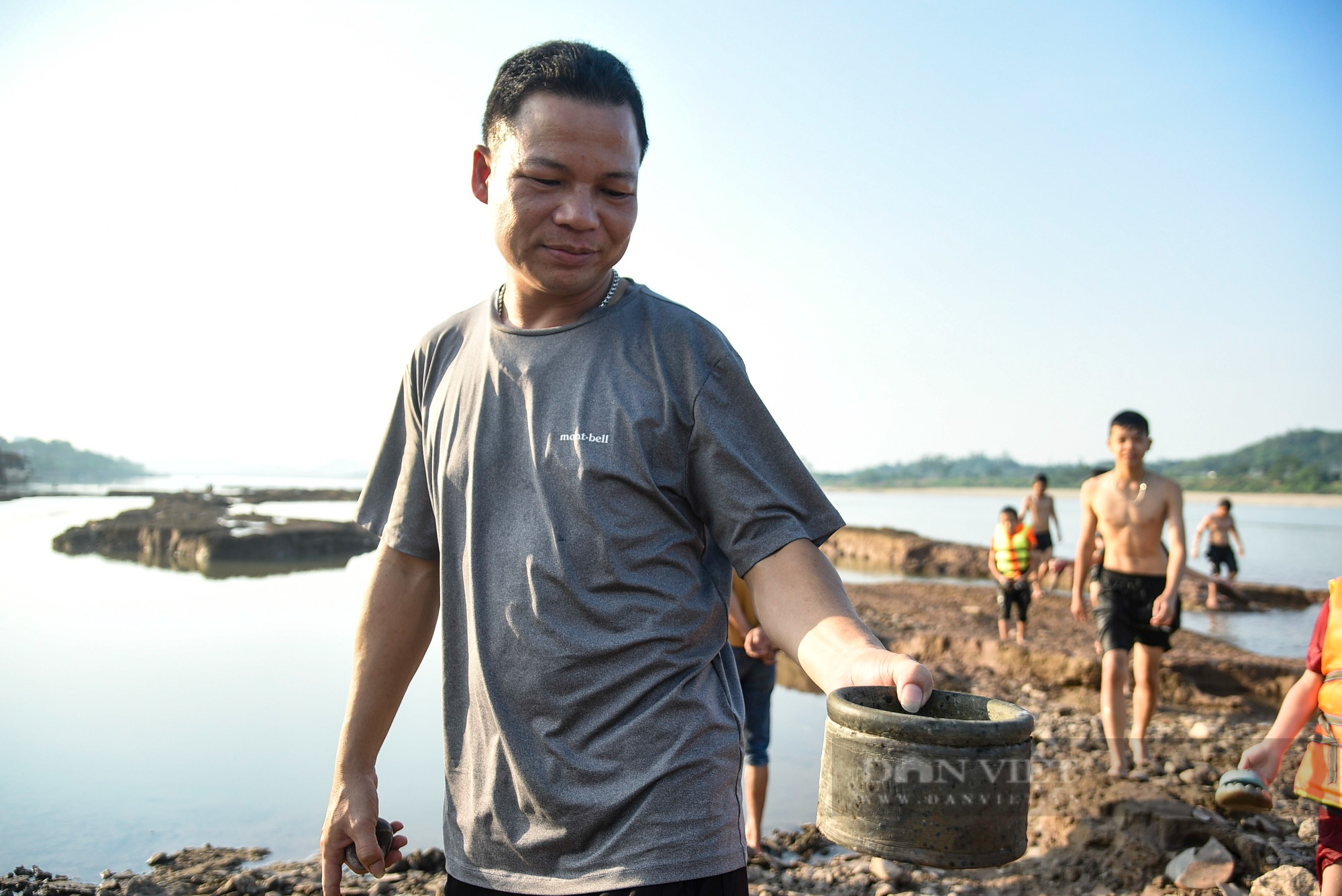 Người dân mạo hiểm tìm cổ vật nằm sâu dưới cát giữa sông Đà cạn đáy - Ảnh 6.