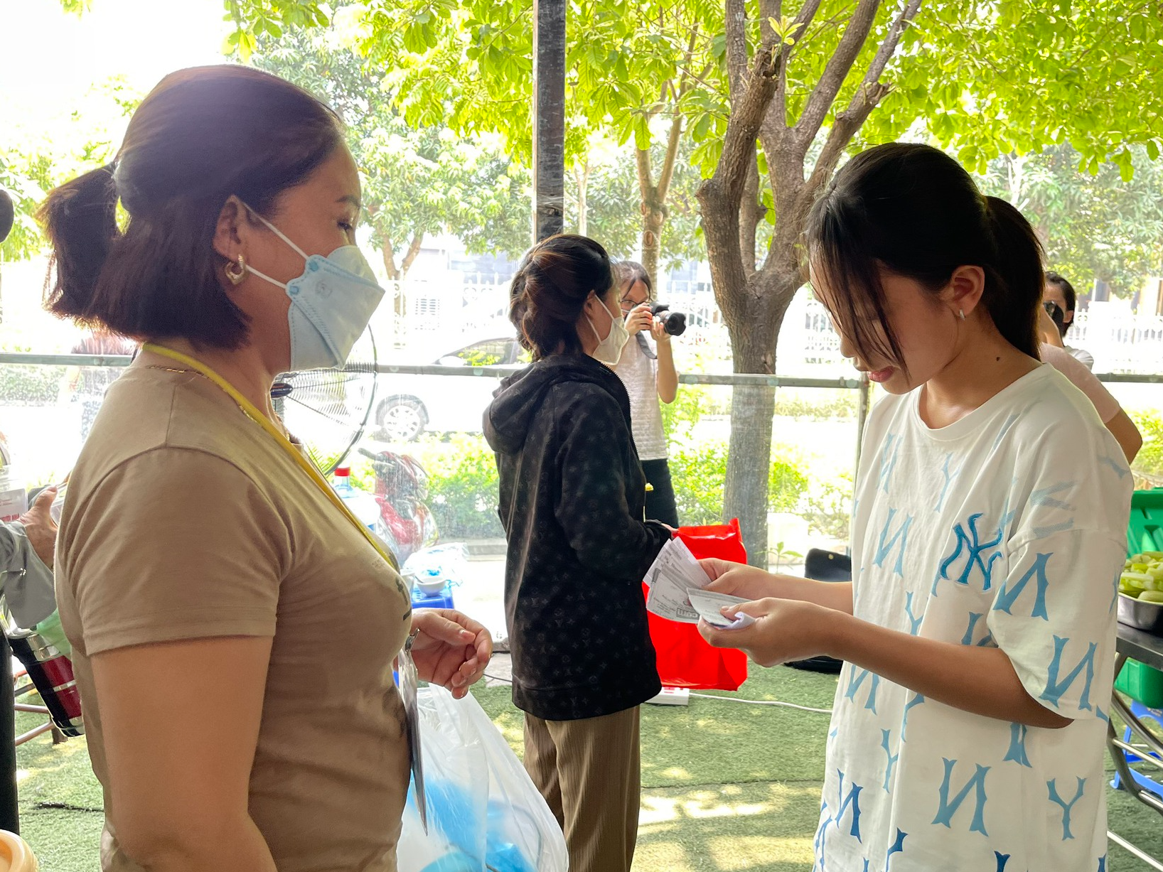Yêu thương là cùng sẻ chia từng bữa ngọt bùi - Ảnh 1.