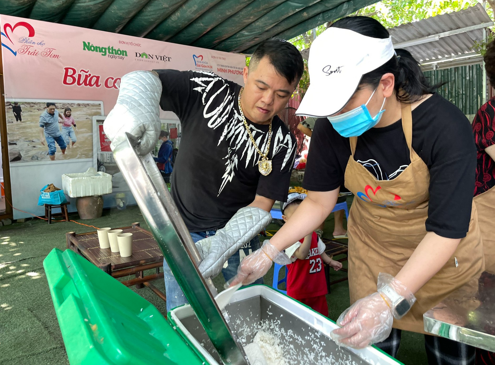 Yêu thương là cùng sẻ chia từng bữa ngọt bùi - Ảnh 3.