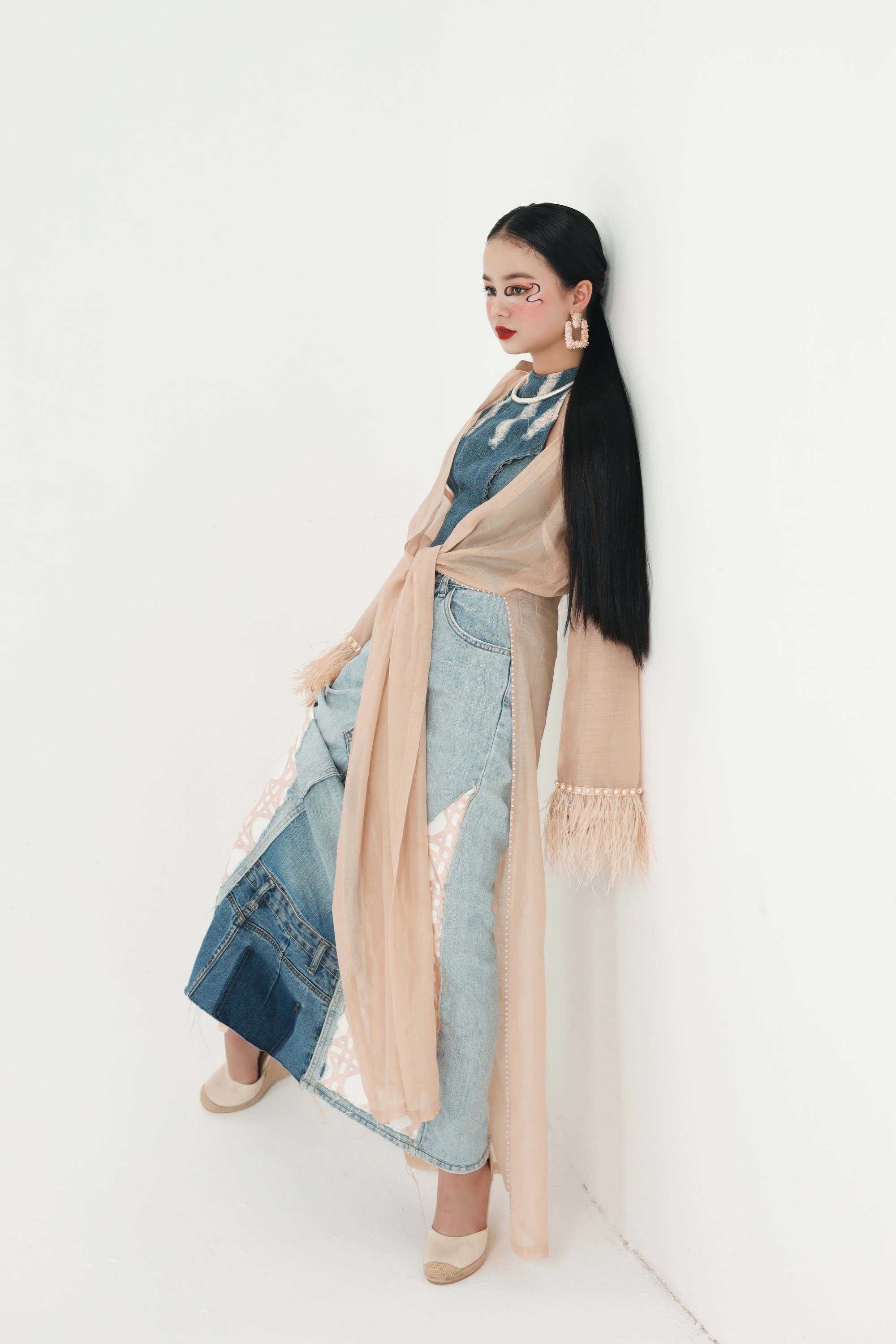 Độc đáo BST &quot;Tre&quot; của NTK Cao Minh Tiến - trang phục truyền thống từ đồ jeans tái chế - Ảnh 6.