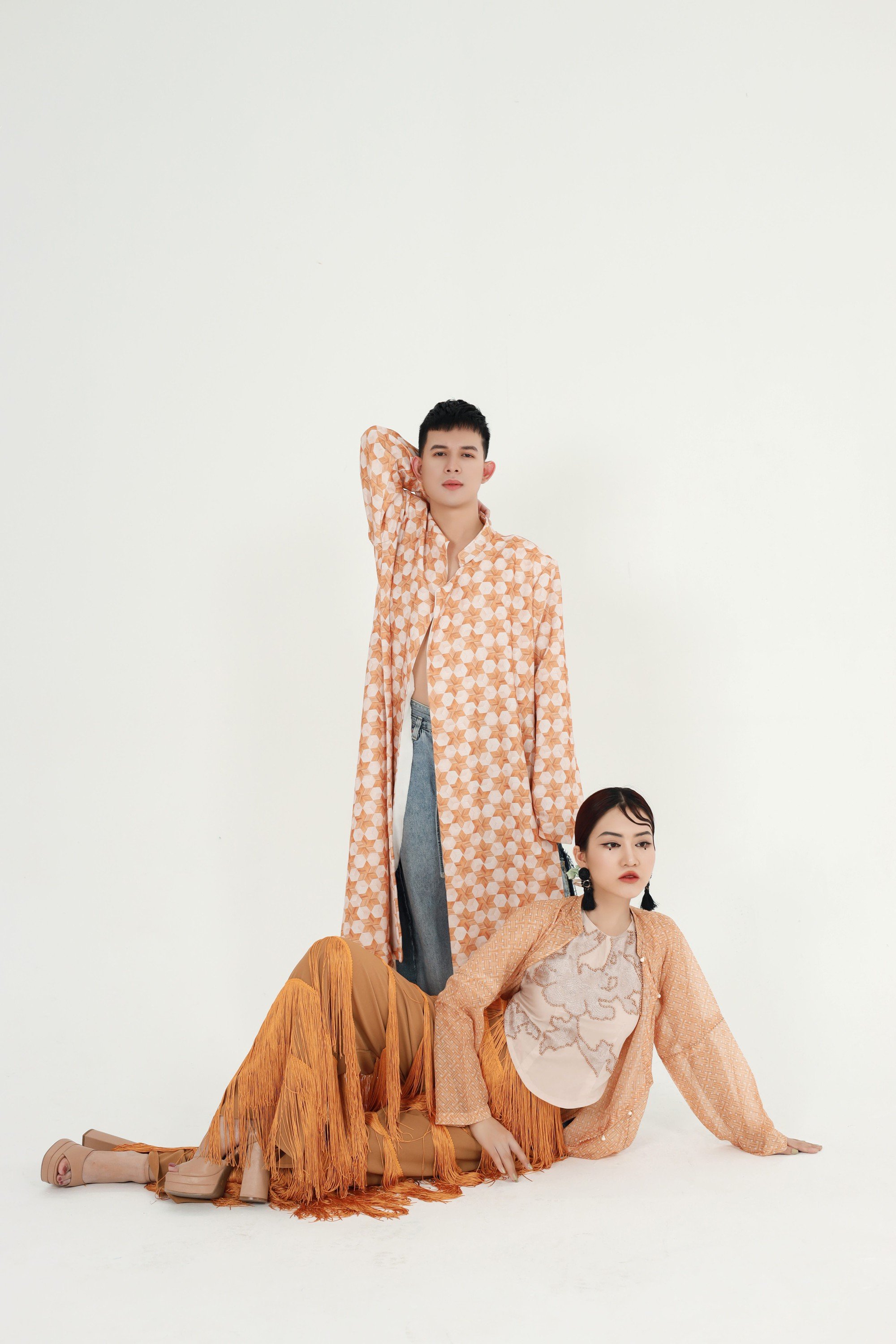 Độc đáo BST &quot;Tre&quot; của NTK Cao Minh Tiến - trang phục truyền thống từ đồ jeans tái chế - Ảnh 2.