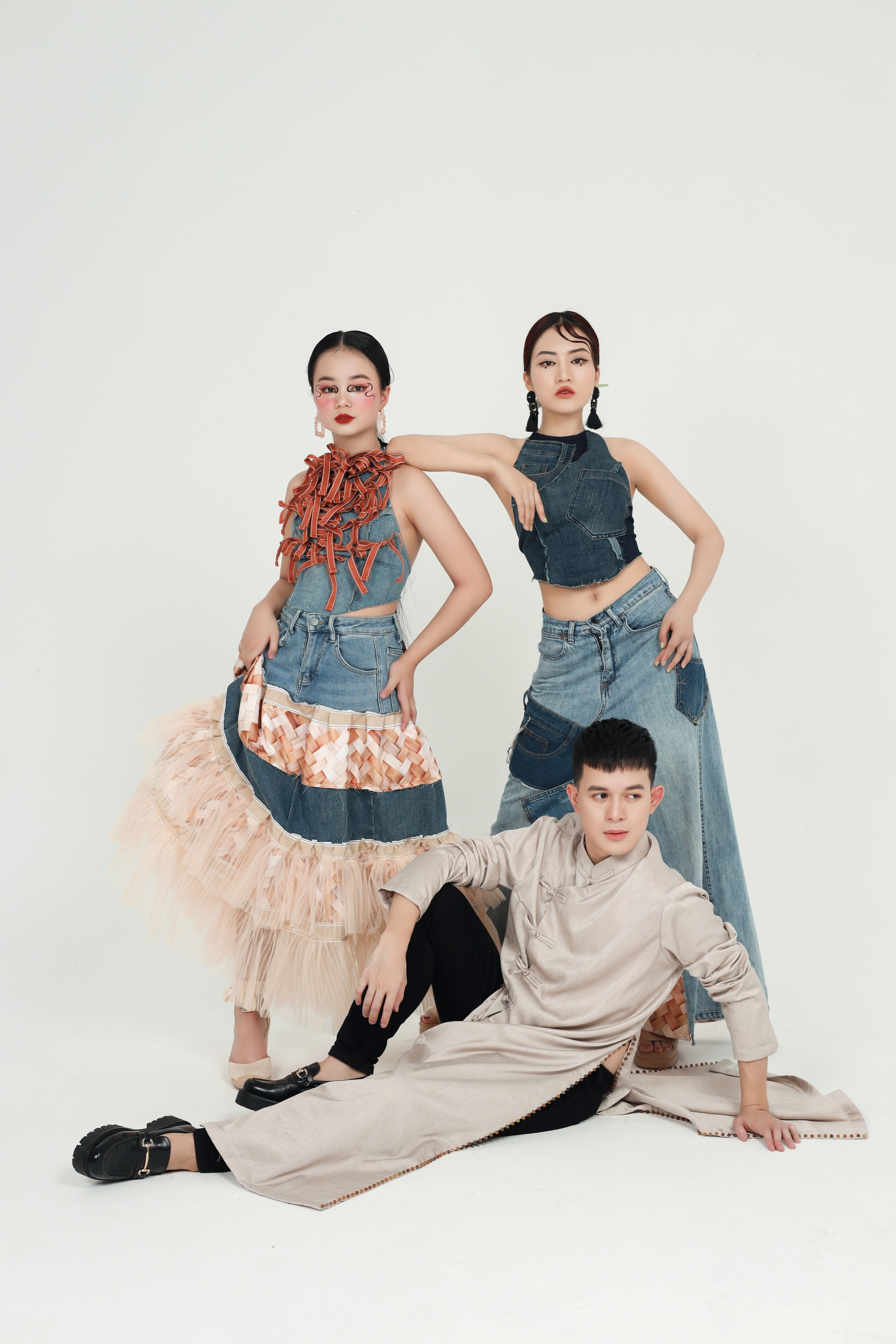 Độc đáo BST &quot;Tre&quot; của NTK Cao Minh Tiến - trang phục truyền thống từ đồ jeans tái chế - Ảnh 1.