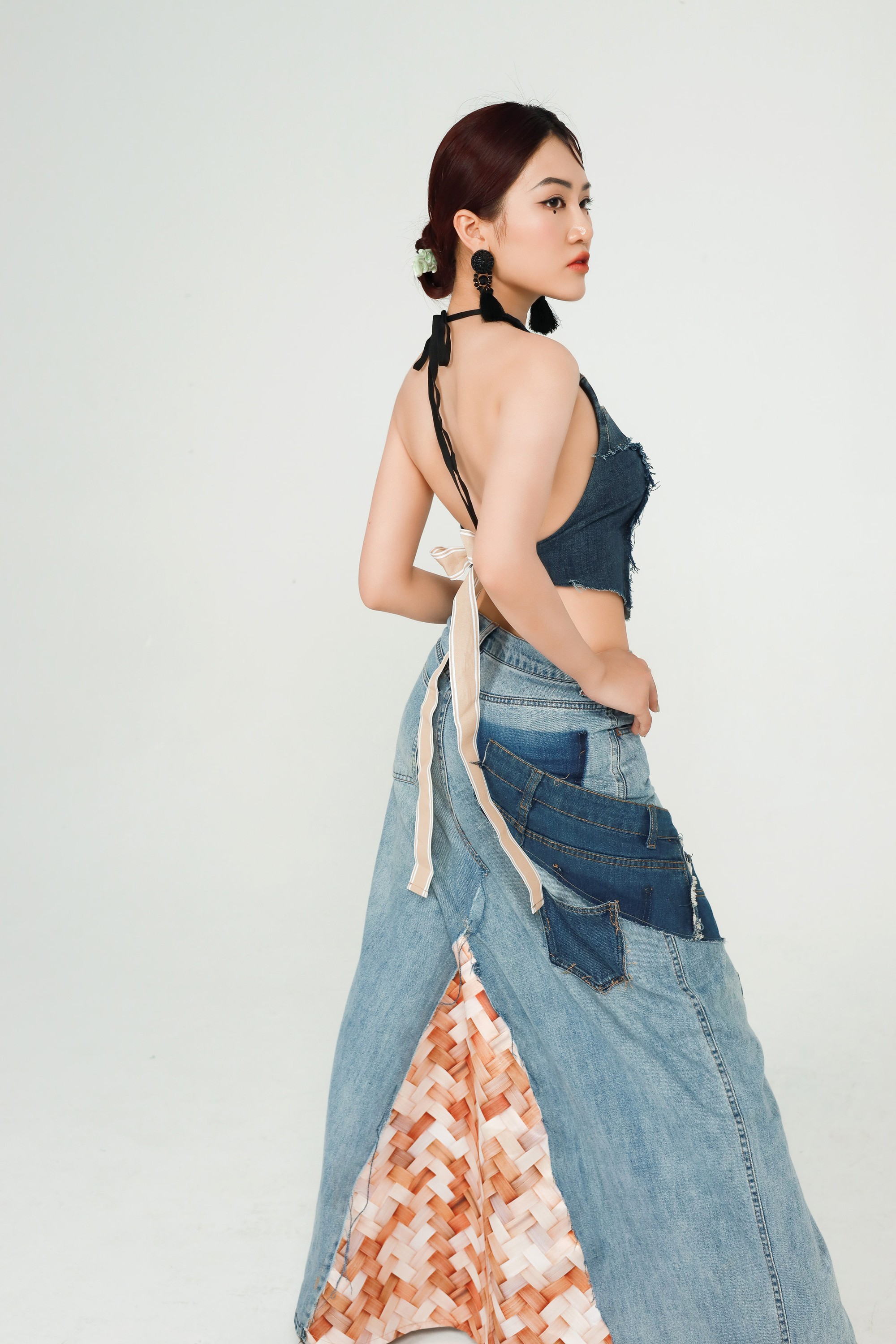 Độc đáo BST &quot;Tre&quot; của NTK Cao Minh Tiến - trang phục truyền thống từ đồ jeans tái chế - Ảnh 7.