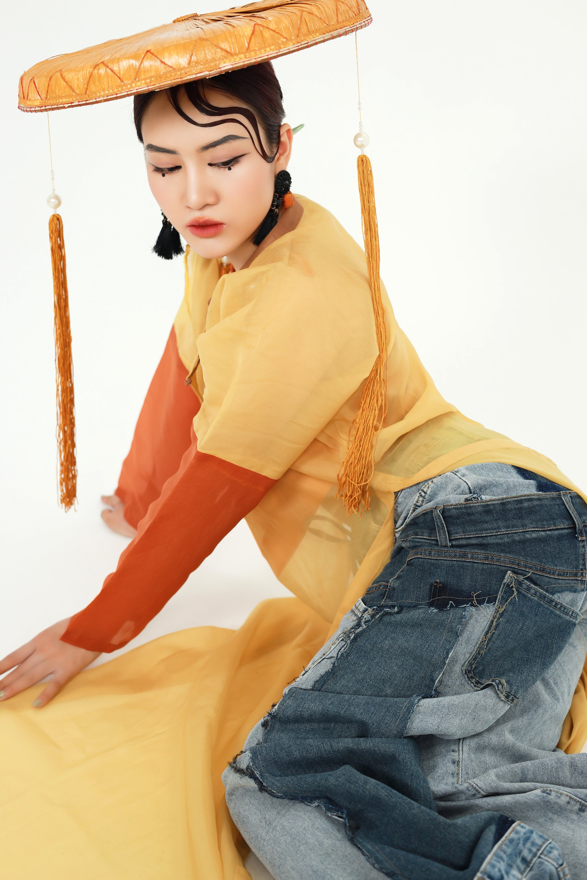 Độc đáo BST &quot;Tre&quot; của NTK Cao Minh Tiến - trang phục truyền thống từ đồ jeans tái chế - Ảnh 8.