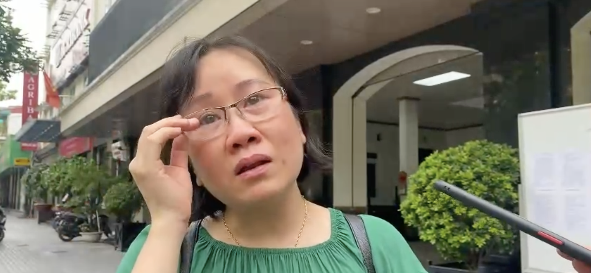 Phụ huynh tập trung ở Sở GDĐT Hà Nội vụ đề thi Toán lớp 10 in mờ: &quot;Không công bằng cho các con&quot; - Ảnh 4.