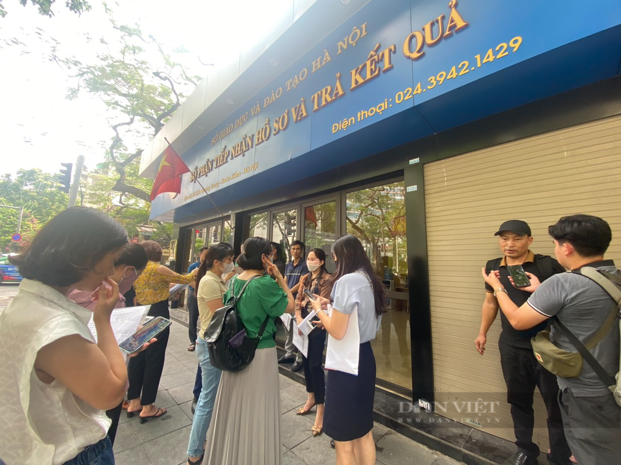 Phụ huynh tập trung ở Sở GDĐT Hà Nội vụ đề thi Toán lớp 10 in mờ: &quot;Không công bằng cho các con&quot; - Ảnh 1.