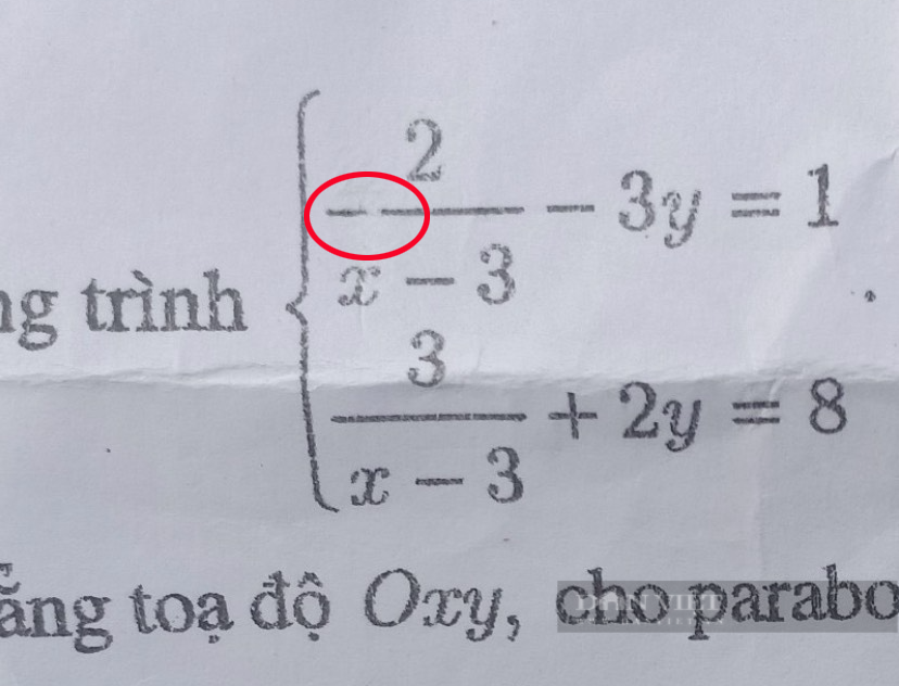 Phụ huynh tập trung ở Sở GDĐT Hà Nội vụ đề thi Toán lớp 10 in mờ: &quot;Không công bằng cho các con&quot; - Ảnh 3.