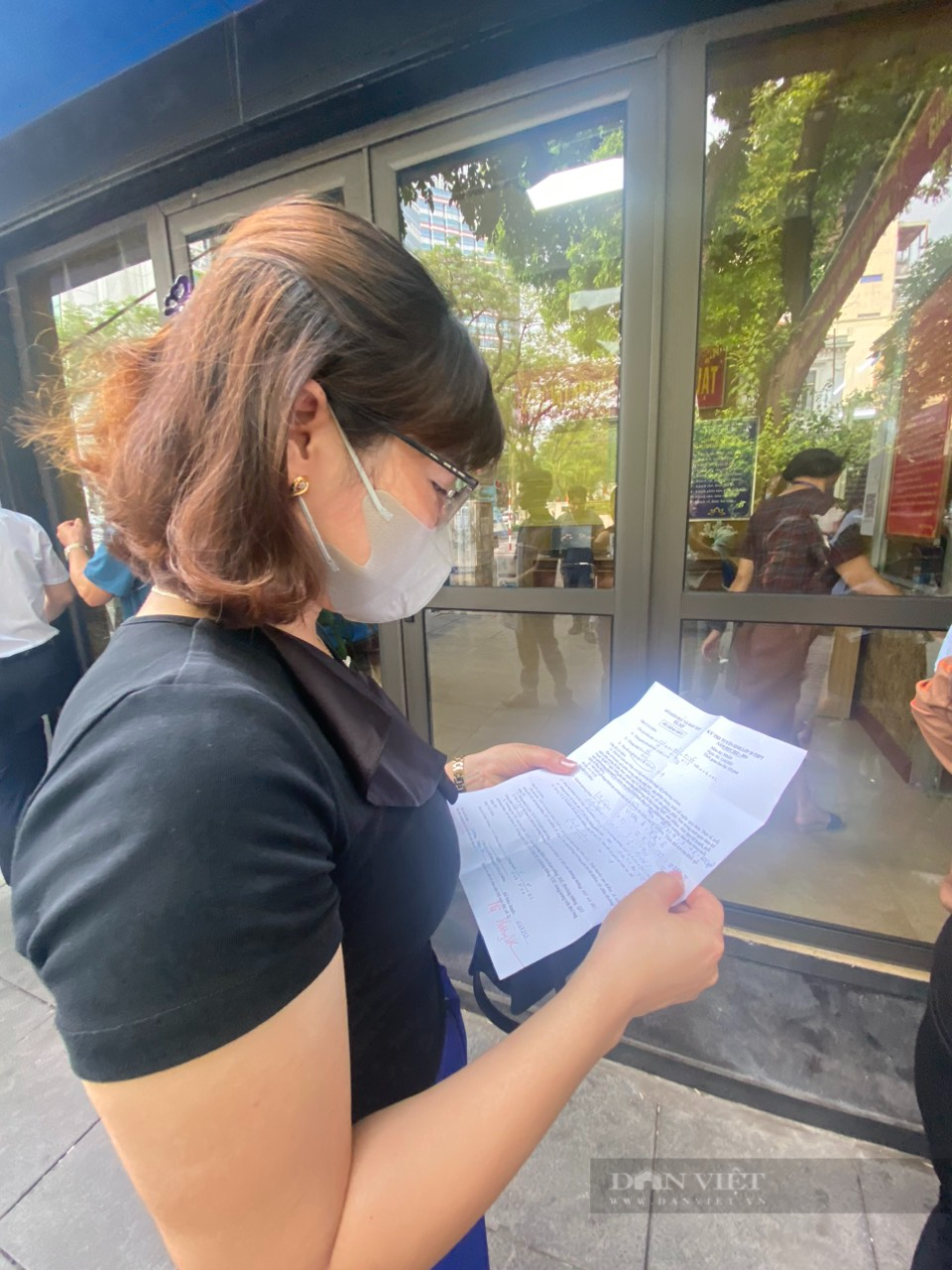 Phụ huynh tập trung ở Sở GDĐT Hà Nội vụ đề thi Toán lớp 10 in mờ: &quot;Không công bằng cho các con&quot; - Ảnh 6.