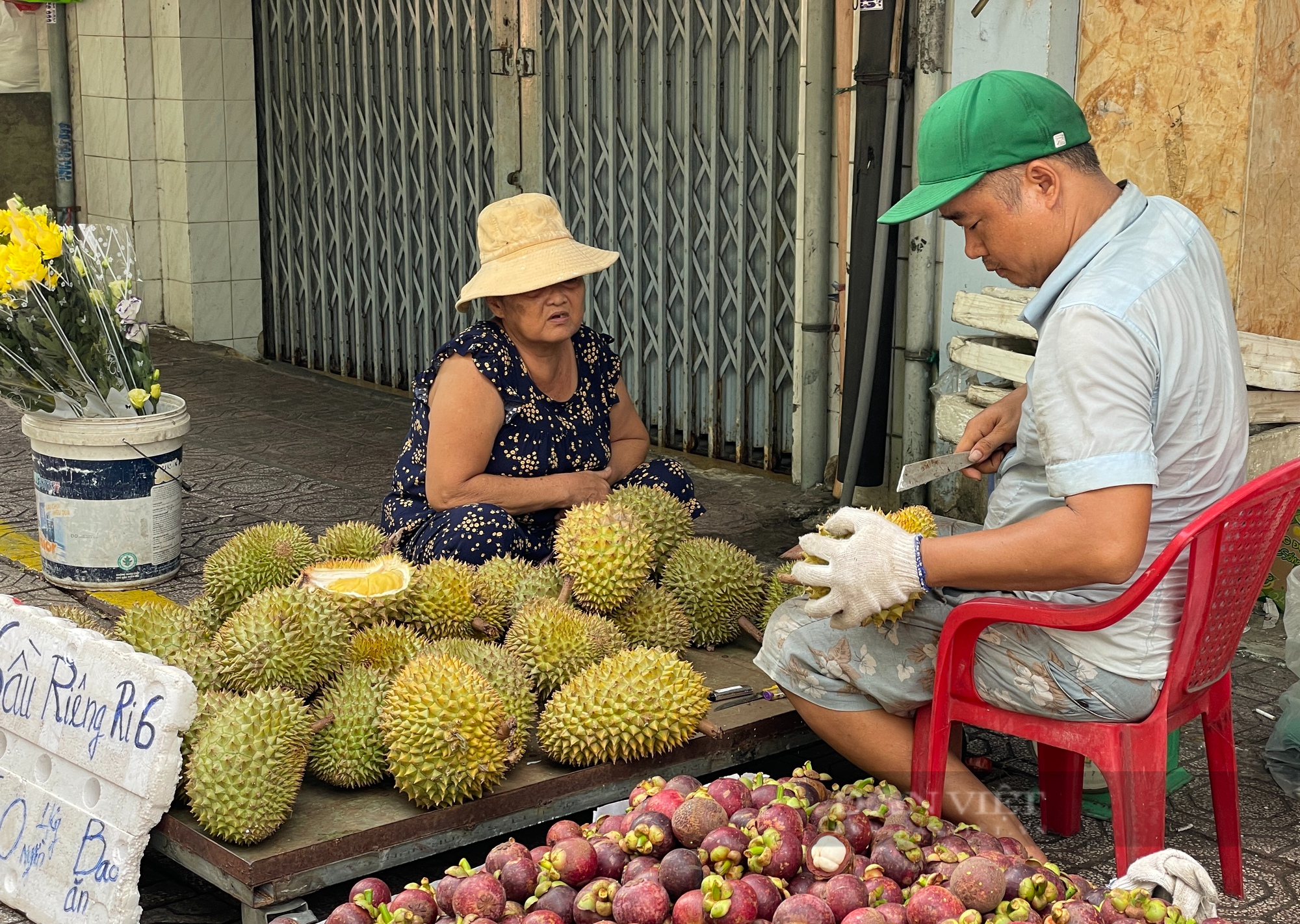 Sầu riêng 60.000 đồng/kg đầy đường, nhiều nơi vẫn nhất quyết giá gấp đôi mới bán, vì sao vậy? - Ảnh 1.