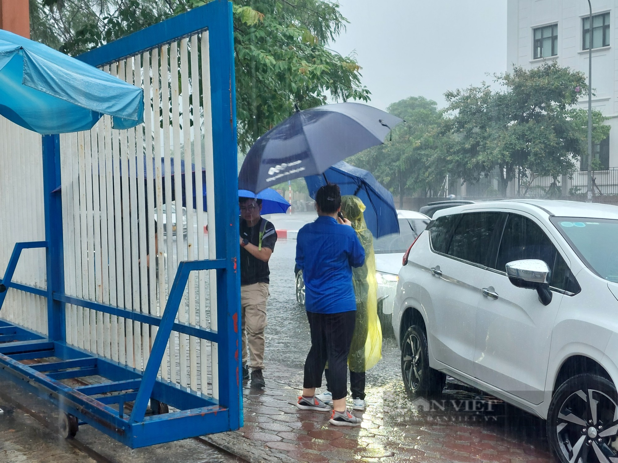 Mưa lớn bất ngờ ập xuống, thí sinh bì bõm lội vào điểm thi lớp 10 chuyên Hà Nội  - Ảnh 2.