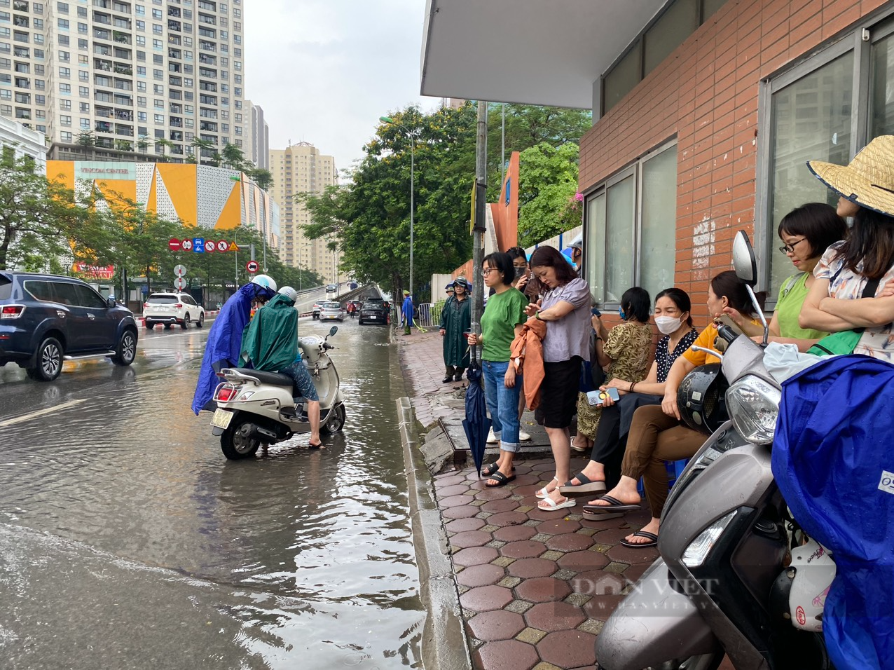 Mưa lớn bất ngờ ập xuống, thí sinh bì bõm lội vào điểm thi lớp 10 chuyên Hà Nội  - Ảnh 7.