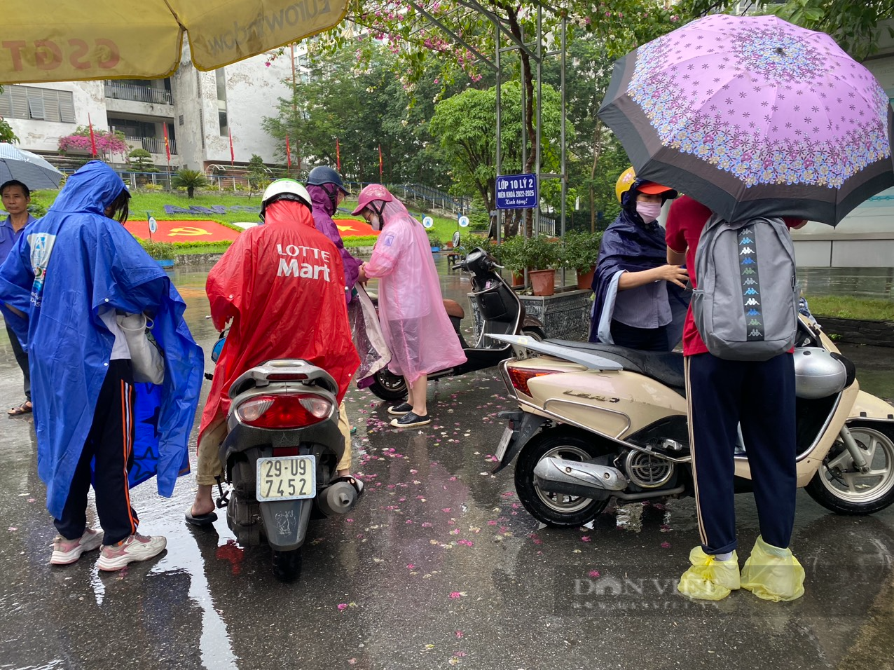 Mưa lớn bất ngờ ập xuống, thí sinh bì bõm lội vào điểm thi lớp 10 chuyên Hà Nội  - Ảnh 9.