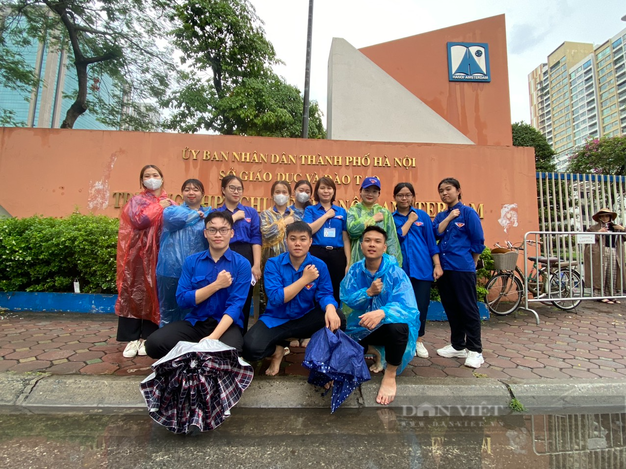 Mưa lớn bất ngờ ập xuống, thí sinh bì bõm lội vào điểm thi lớp 10 chuyên Hà Nội  - Ảnh 10.