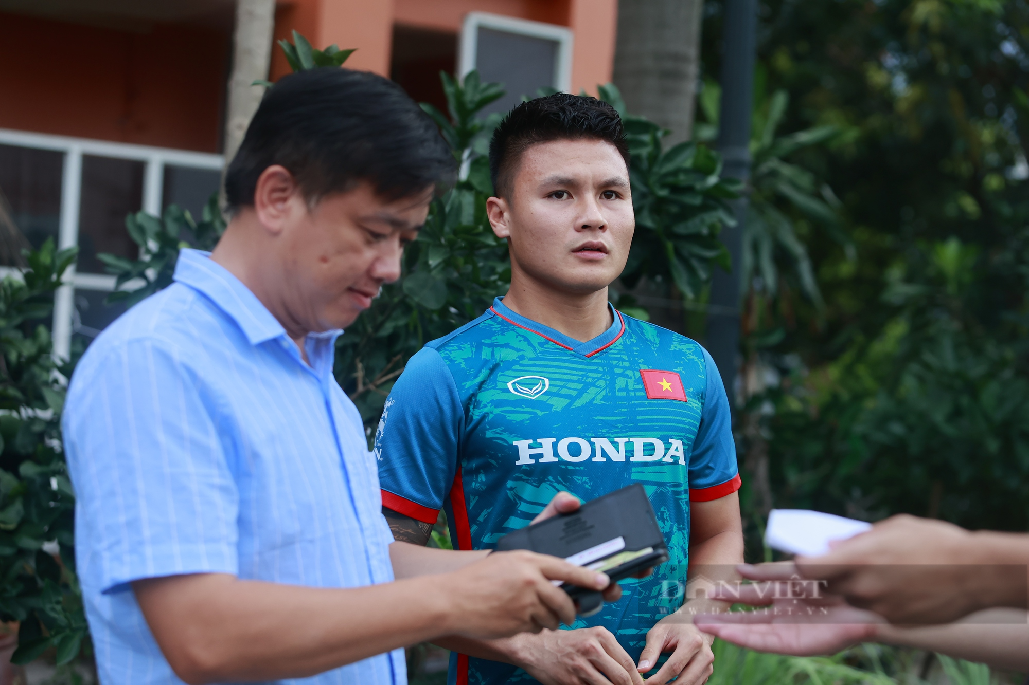Văn Toàn hí hửng trong ngày đầu tập cùng ĐT Việt Nam - Ảnh 7.