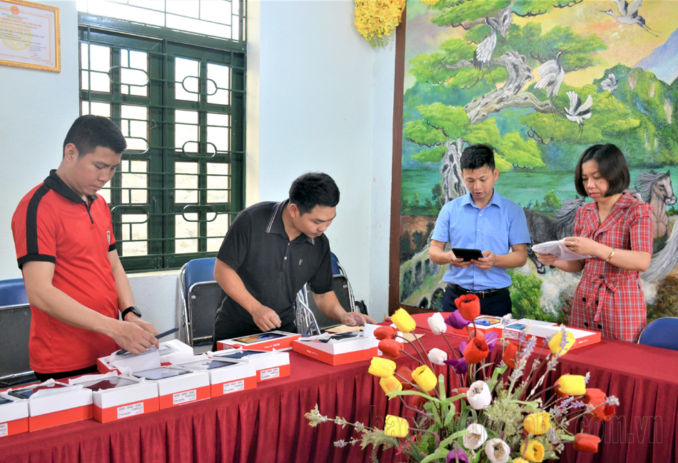 Điện Biên: Chuyển đổi số, mang máy tính đến cho học sinh nghèo vùng cao - Ảnh 2.