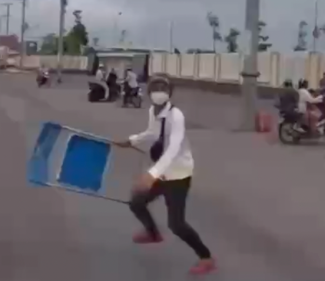 Bắt thanh niên chặn và đập xe cấp cứu ở Trà Vinh - Ảnh 2.