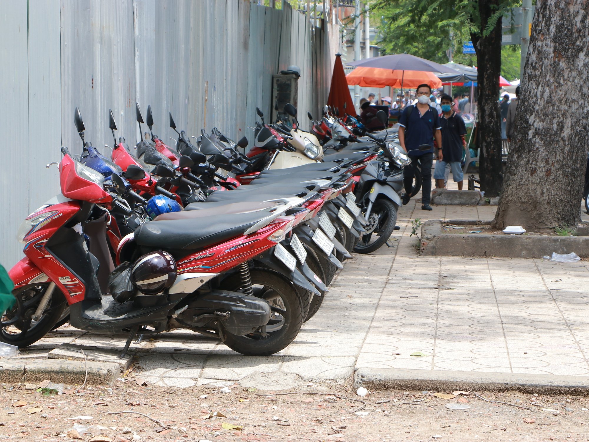 Phản biện thu phí lòng đường, hè phố tại TP.HCM: Tán thành, nhưng cần điều chỉnh - Ảnh 6.