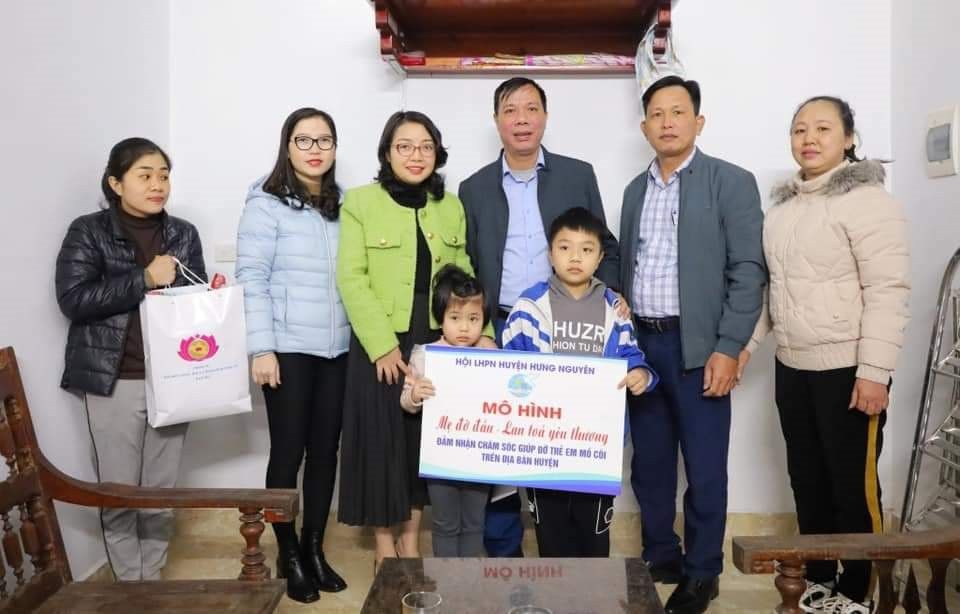 Ấm áp chương trình “Mẹ đỡ đầu lan tỏa yêu thương” - Ảnh 1.