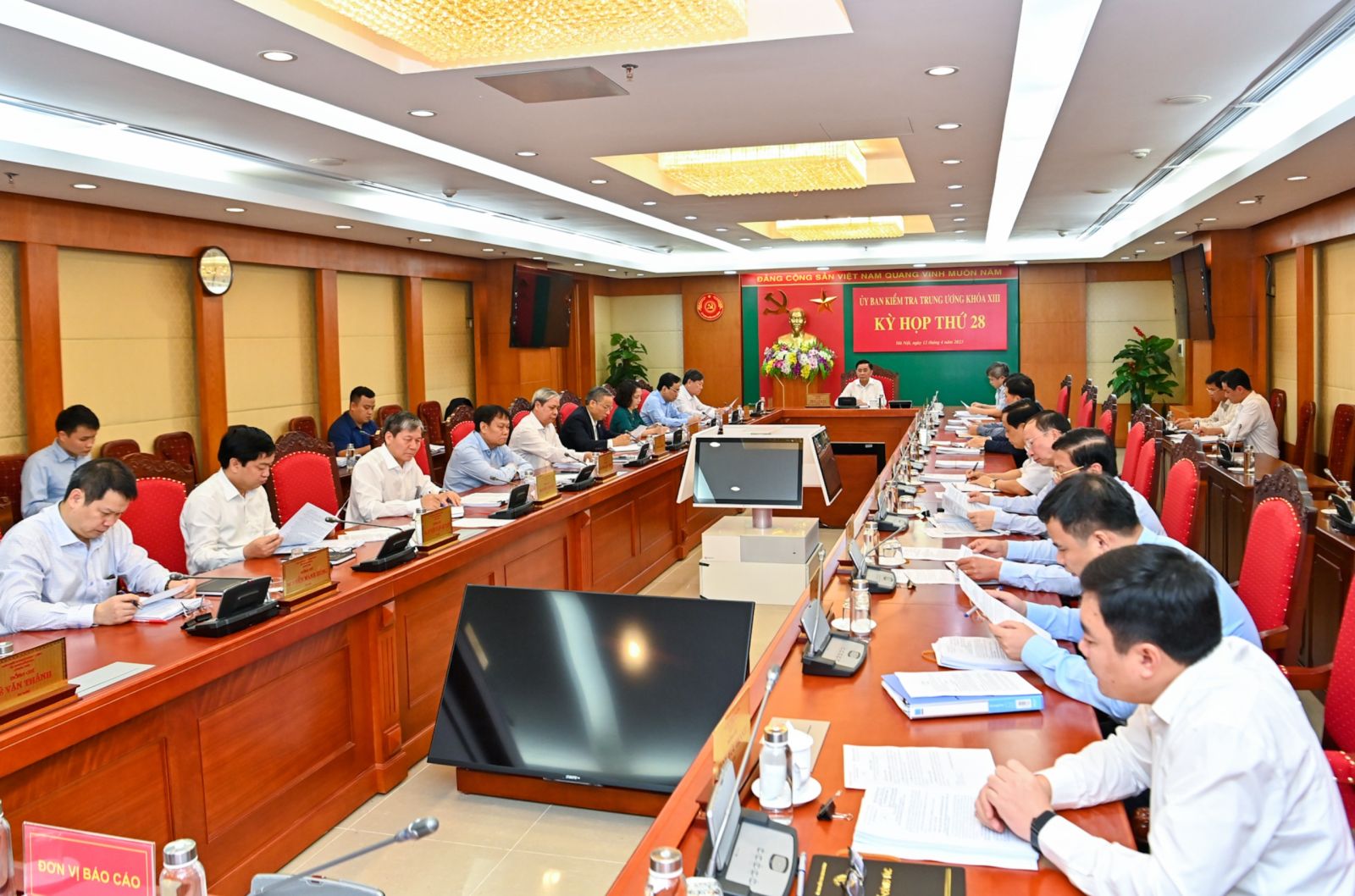 Kỷ luật Thứ trưởng Bộ Xây dựng Bùi Hồng Minh - Ảnh 1.