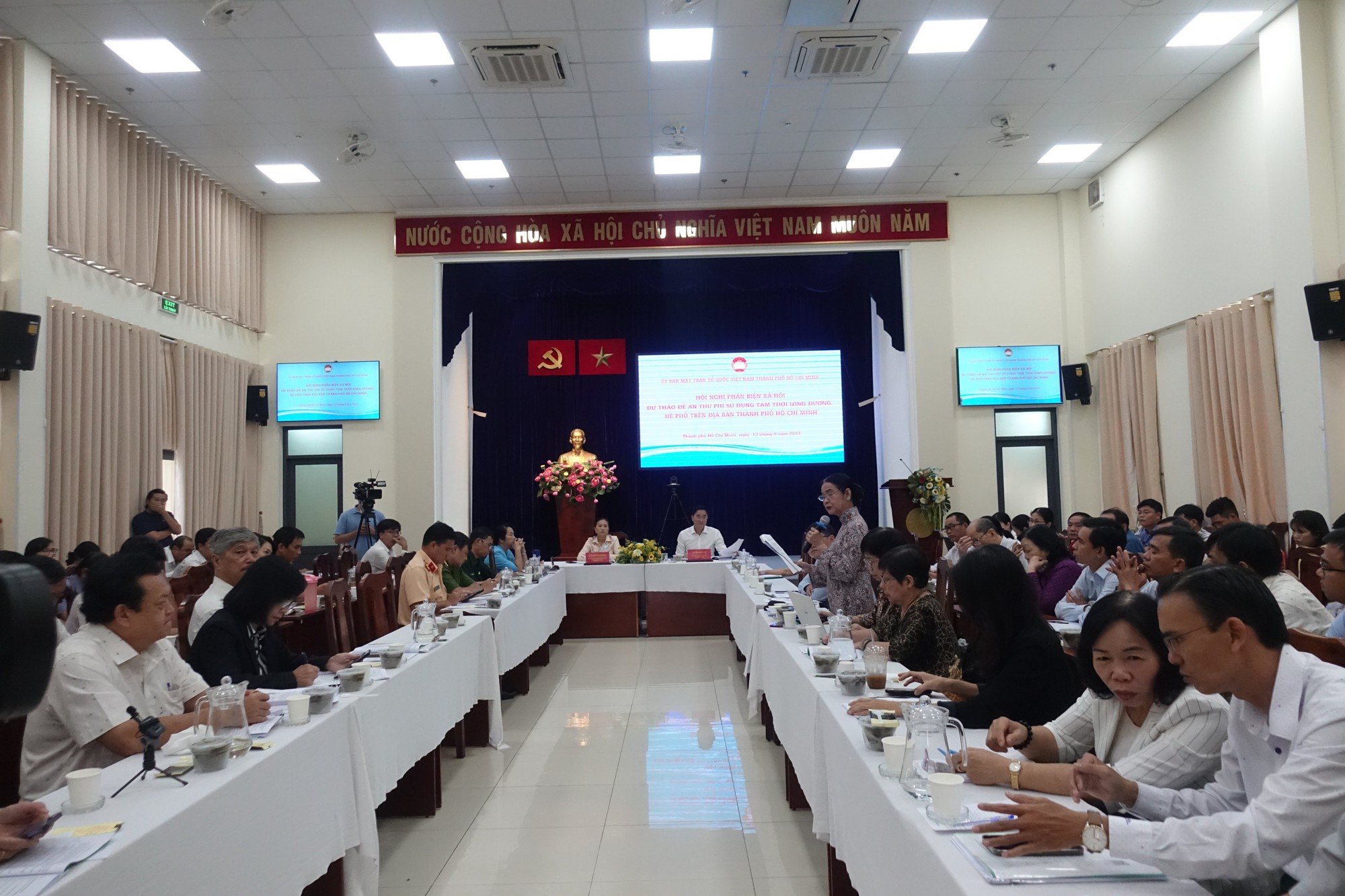 Phản biện thu phí lòng đường, hè phố tại TP.HCM: Tán thành, nhưng cần điều chỉnh - Ảnh 1.