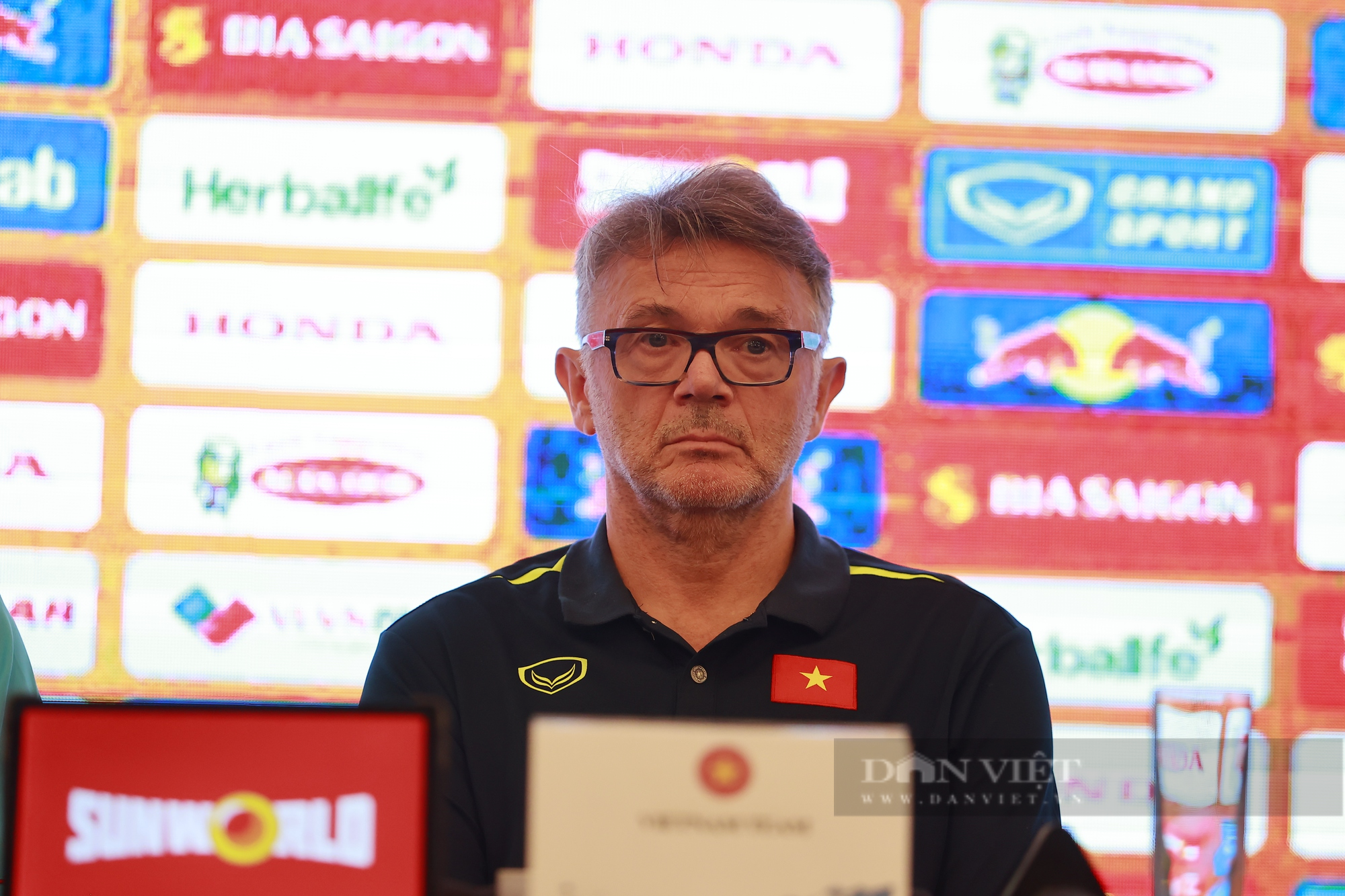 HLV Philippe Troussier nói gì về Quang Hải, Công Phượng? - Ảnh 1.