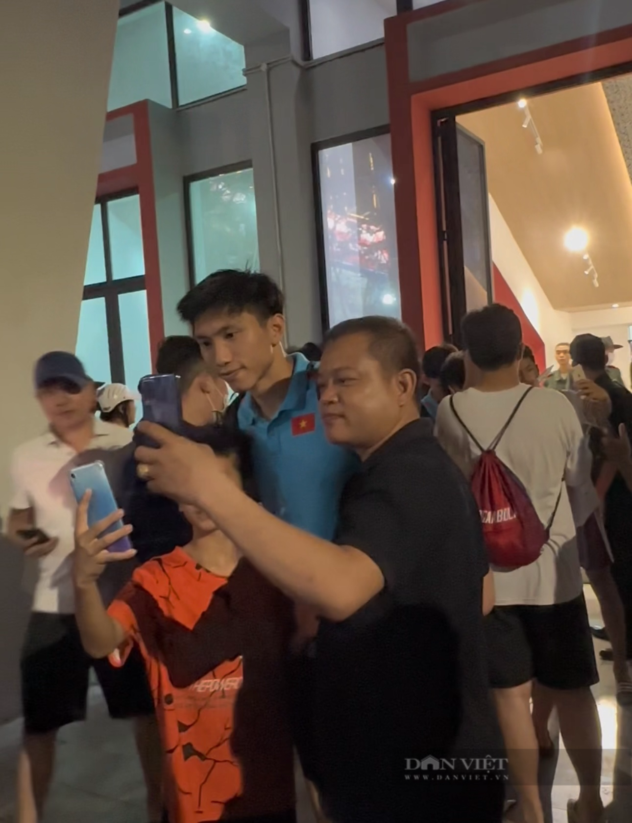 Hàng nghìn CĐV Hải Phòng chen lấn chờ chụp ảnh với Quang Hải, Công Phượng - Ảnh 4.