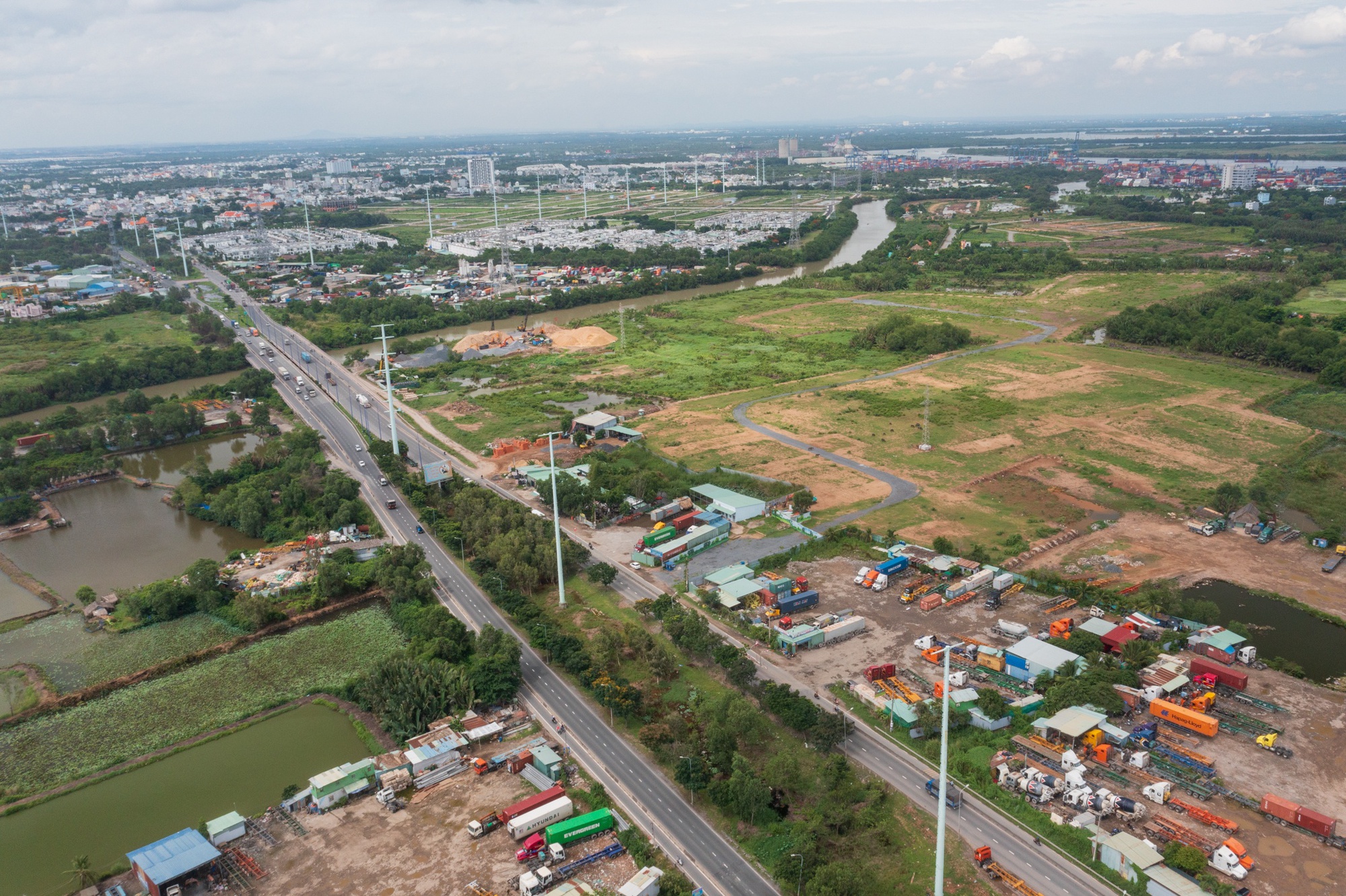 Chủ đầu tư ngoại 'thâu tóm' hàng loạt dự án bất động sản ở TP.HCM - Ảnh 1.