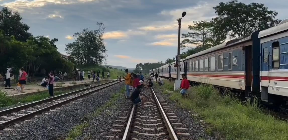 Tàu SE2 trên hành trình từ TP. HCM - Hà Nội thì 1 toa bị trượt bánh tại Bình Thuận - Ảnh 1.