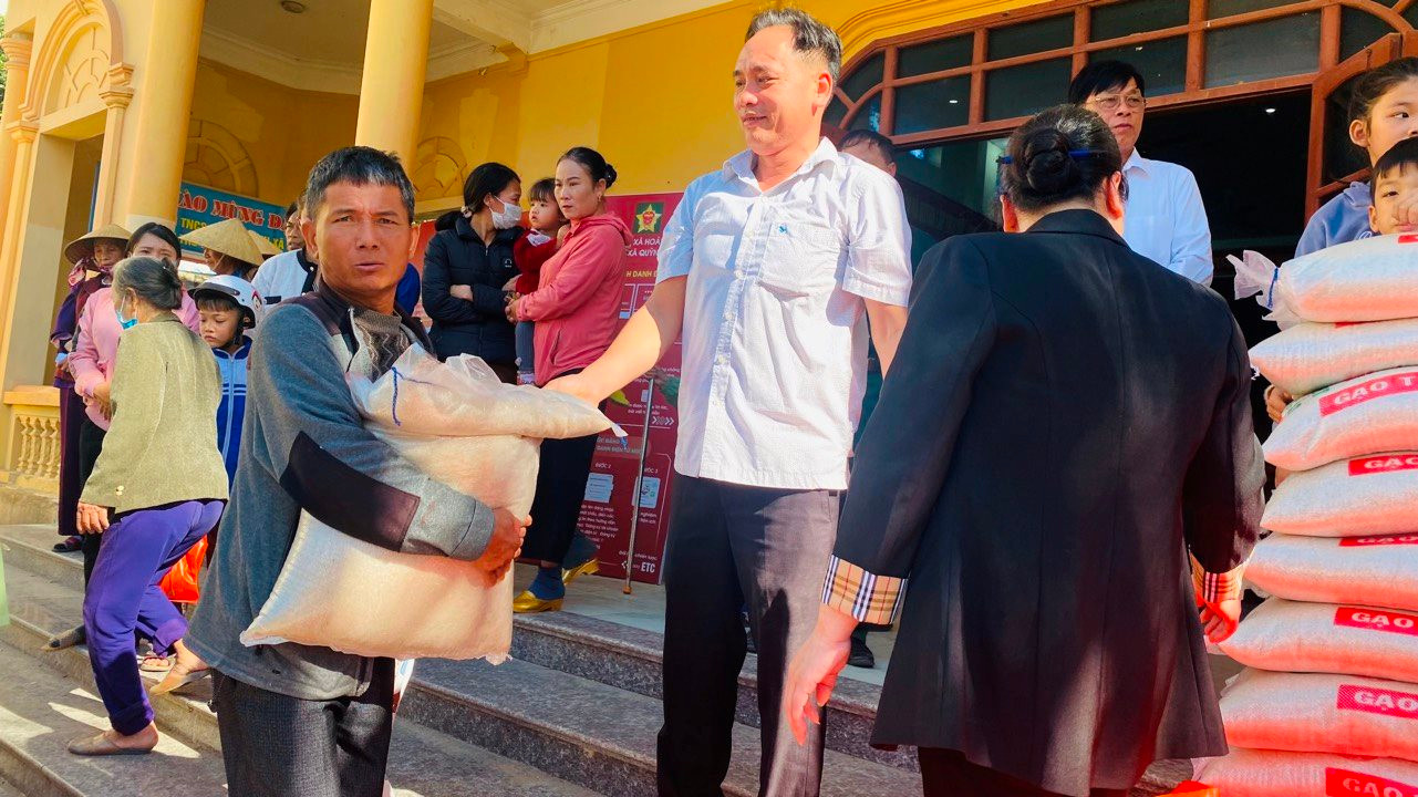 “Tỷ phú nghề cá” đam mê làm từ thiện - Ảnh 1.