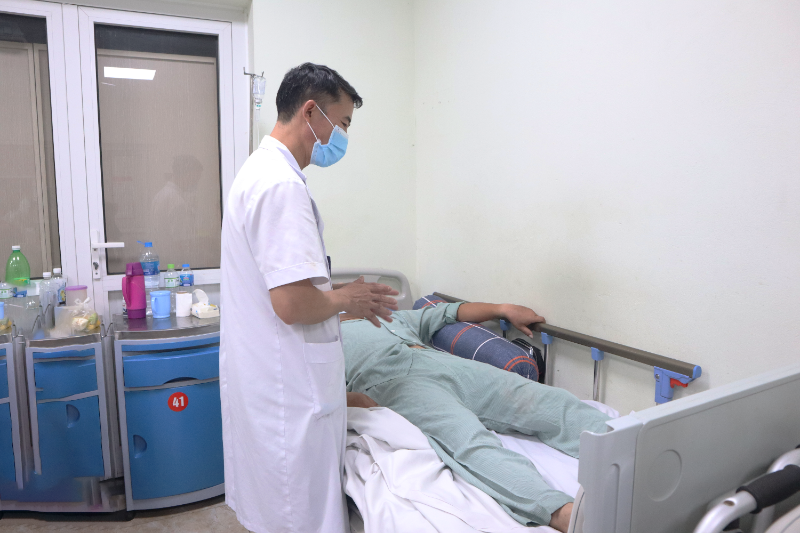 Phẫu thuật thay khớp háng toàn phần cho người đàn ông nhiễm HIV - Ảnh 1.