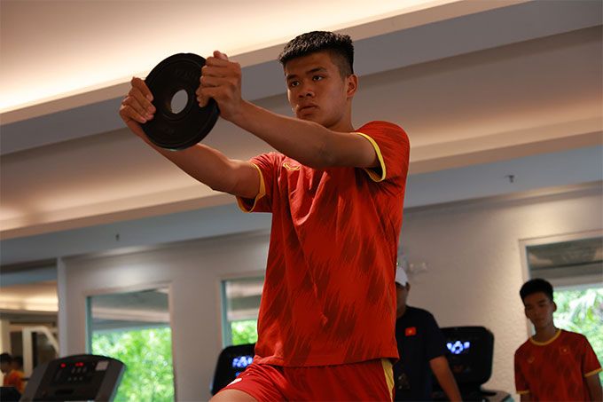 Cầu thủ Hàn Quốc choáng khi nhìn thấy &quot;cây sào&quot; 1m91 của U17 Việt Nam - Ảnh 4.