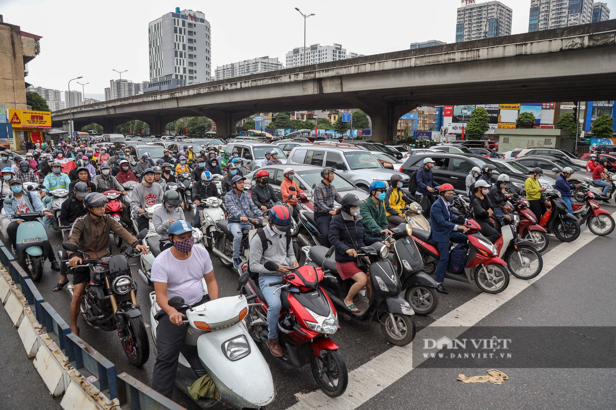 Hà Nội: Đề xuất xén dải phân cách mở rộng đường Khuất Duy Tiến - Ảnh 1.