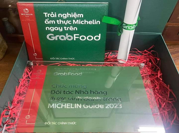 Nhiều quán ăn tại TPHCM tấp nập khách, shipper đứng chật quầy nhờ hiệu ứng Michelin - Ảnh 3.