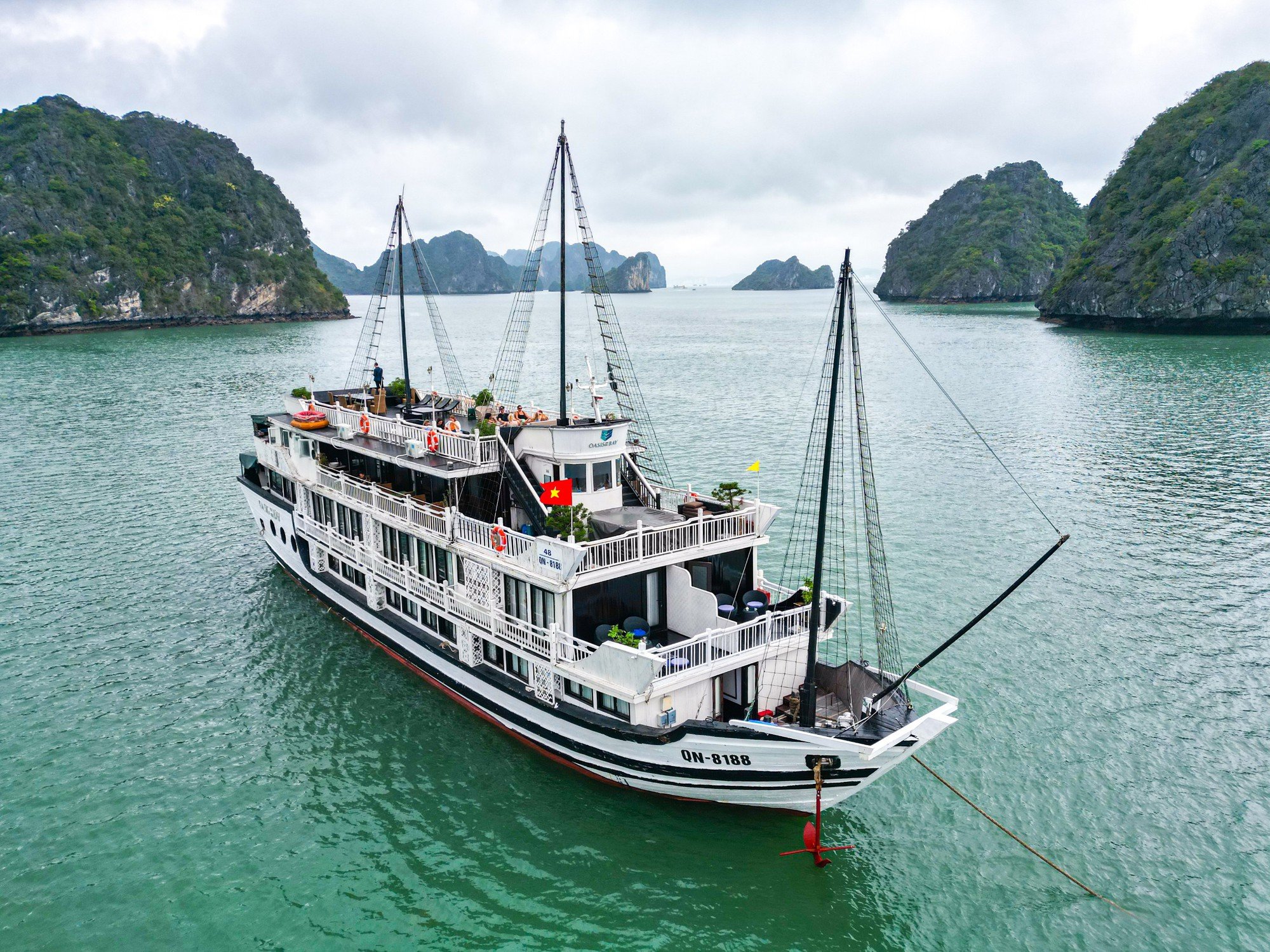 Trải nghiệm du thuyền Hạ Long: Hấp dẫn với phong cách ẩm thực giao thoa giữa Á và Âu - Ảnh 1.