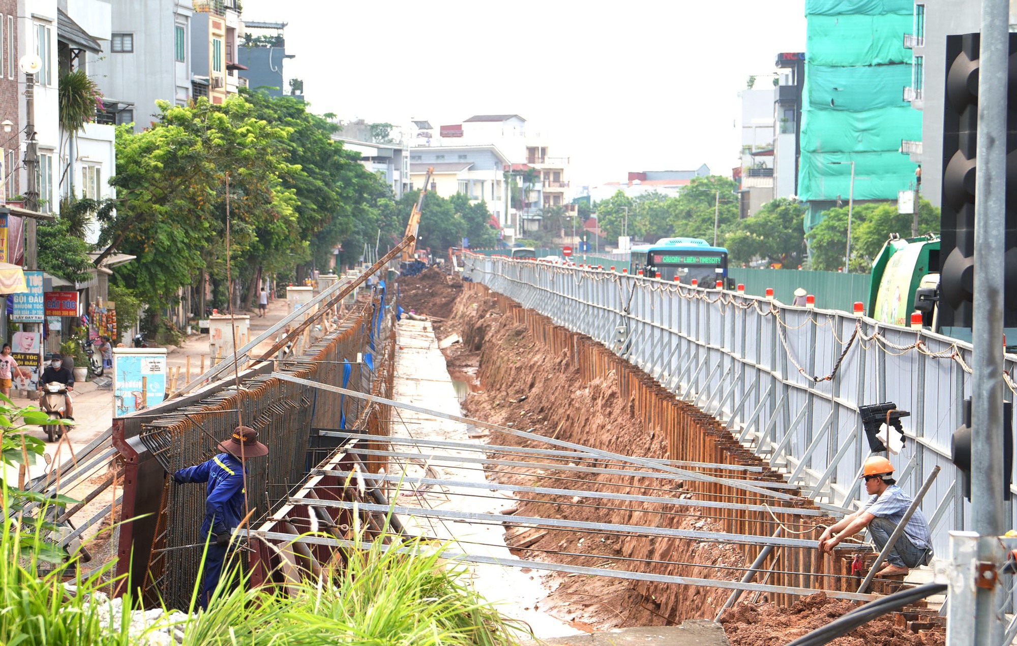 Mặt đường Âu Cơ nứt toác khi đang thi công, người dân Hà Nội vất vả đi lại  - Ảnh 2.