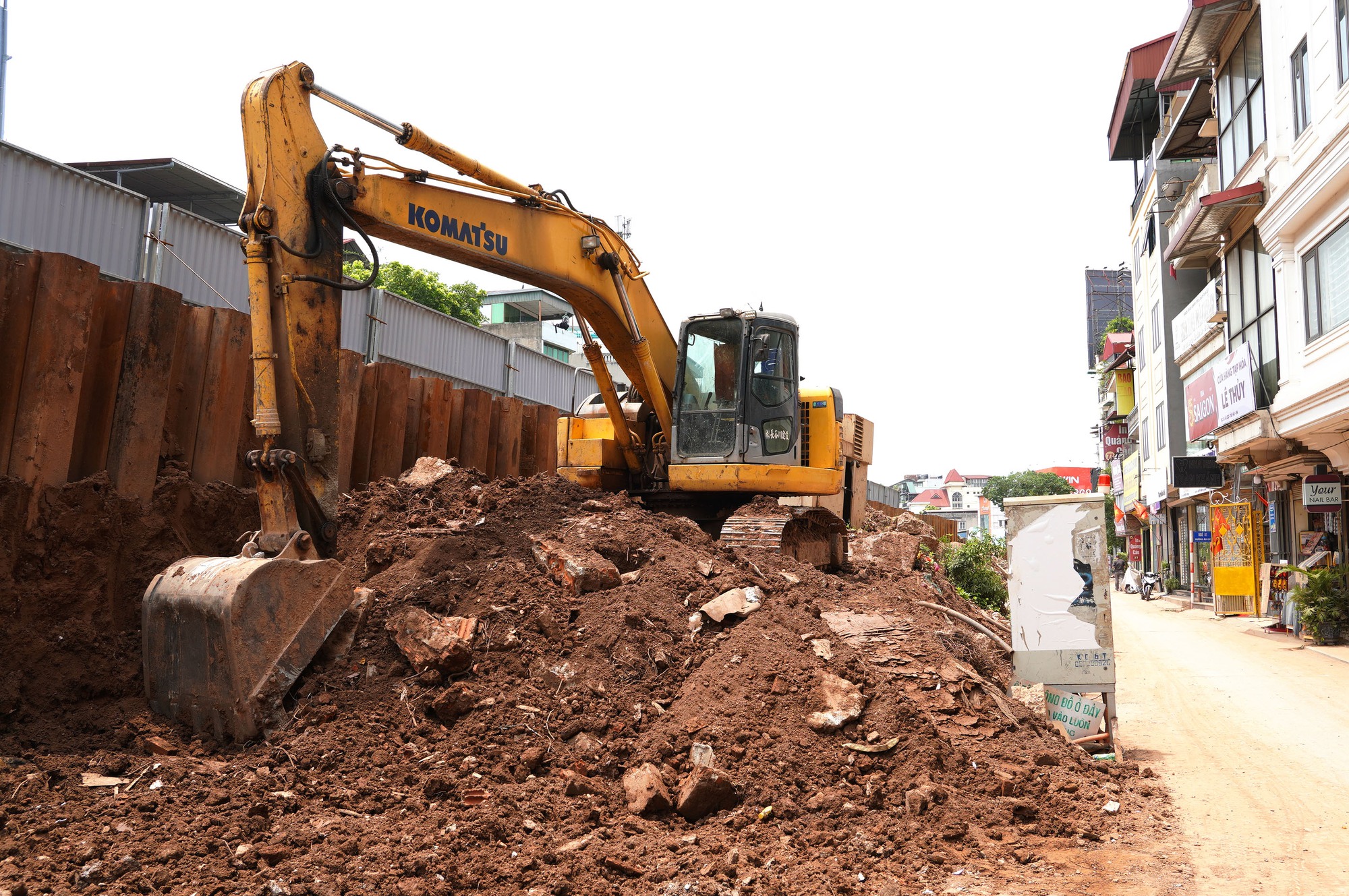 Mặt đường Âu Cơ nứt toác khi đang thi công, người dân Hà Nội vất vả đi lại  - Ảnh 3.