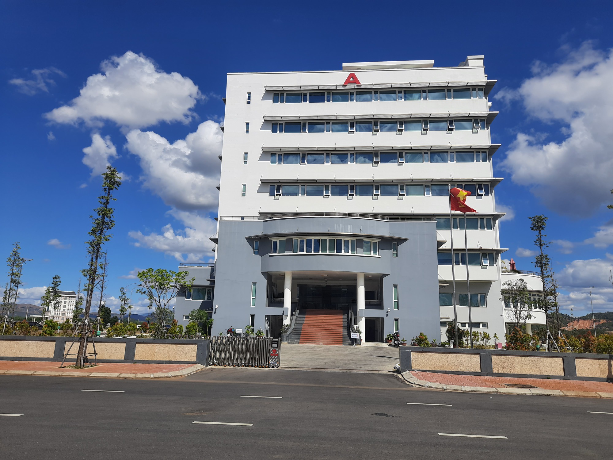 12 học sinh liên quan trong việc lộ bản thảo đề thi tiếng Anh vào lớp 10 ở Kon Tum - Ảnh 1.
