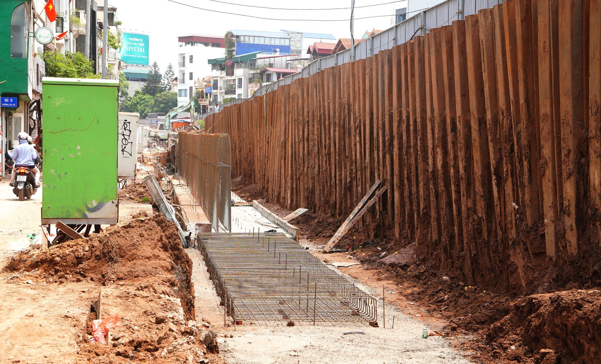 Mặt đường Âu Cơ nứt toác khi đang thi công, người dân Hà Nội vất vả đi lại  - Ảnh 4.