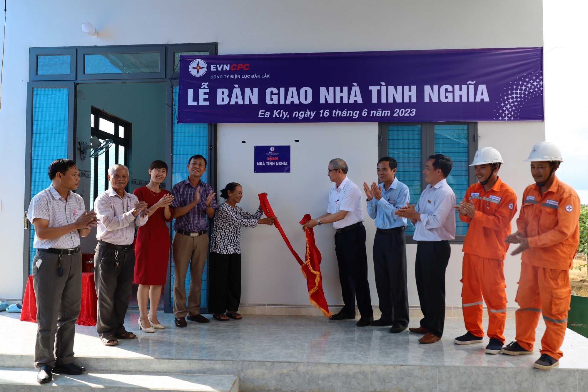 PC Đắk Lắk: Bàn giao hai căn nhà tình nghĩa tại huyện Krông Năng và Krông Pắk - Ảnh 2.
