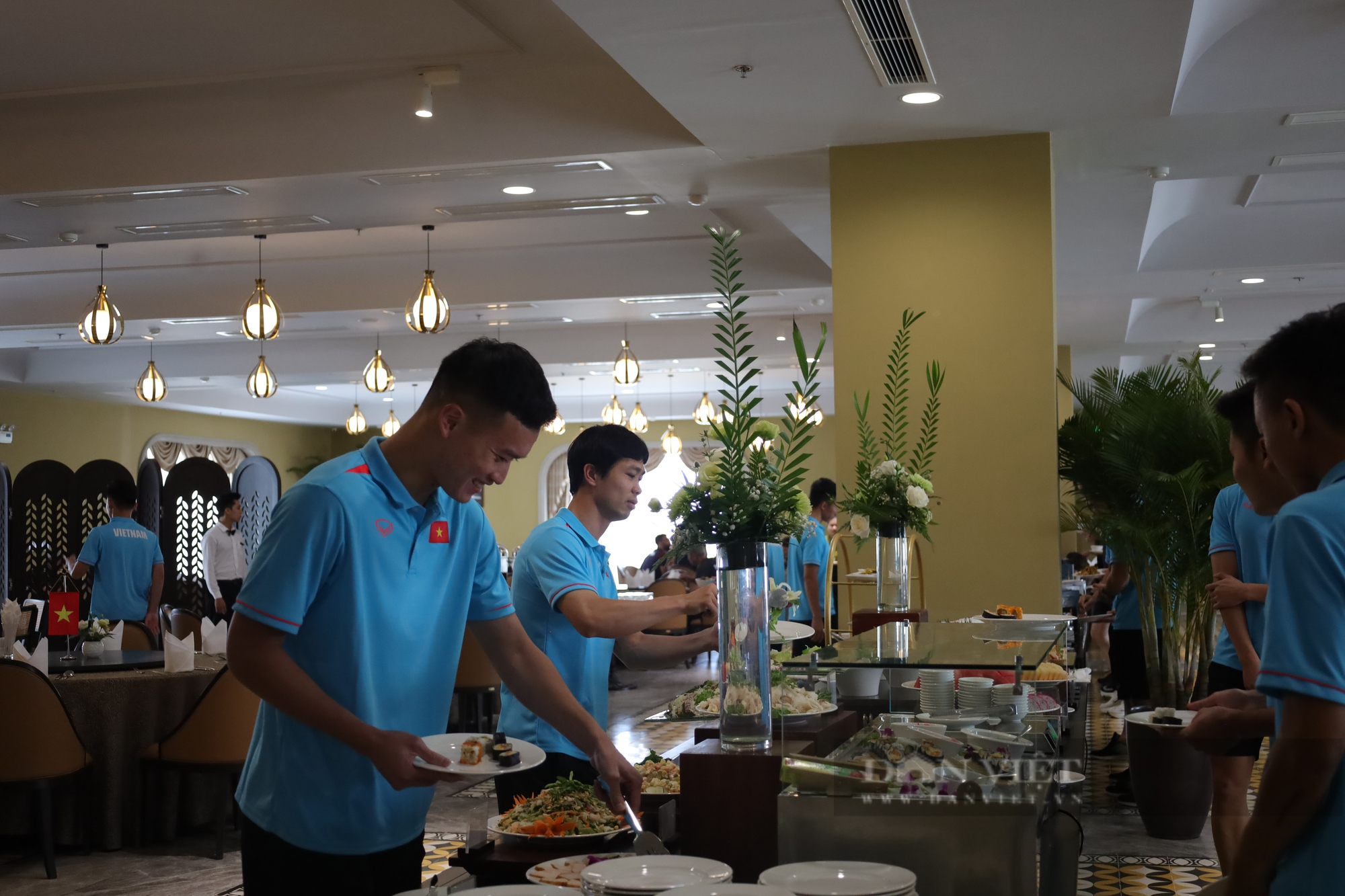 Bữa ăn của ĐT Việt Nam như thế nào khi đến Nam Định? - Ảnh 5.
