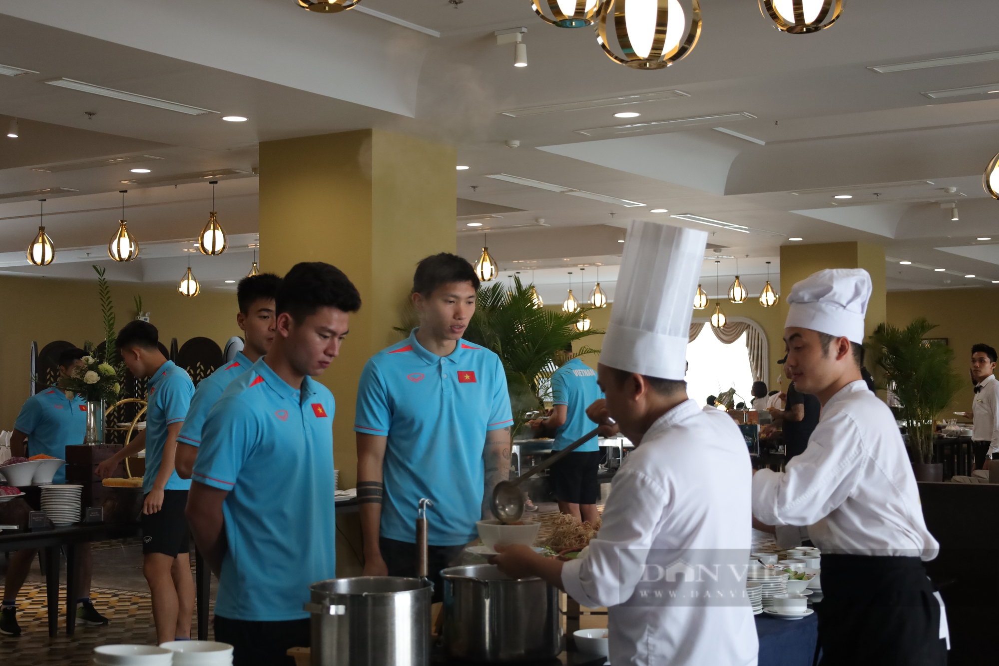 Bữa ăn của ĐT Việt Nam như thế nào khi đến Nam Định? - Ảnh 6.